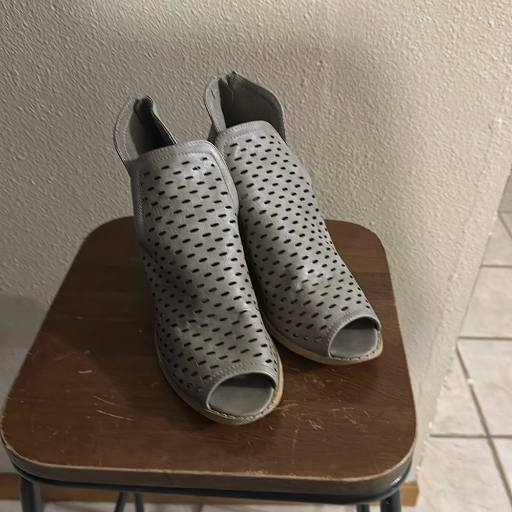 JC Women’s 8.5 Wedge shoes. Great barely used condition.